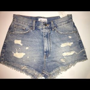 ZARA MID RISE SHORT NEVER WORN !!